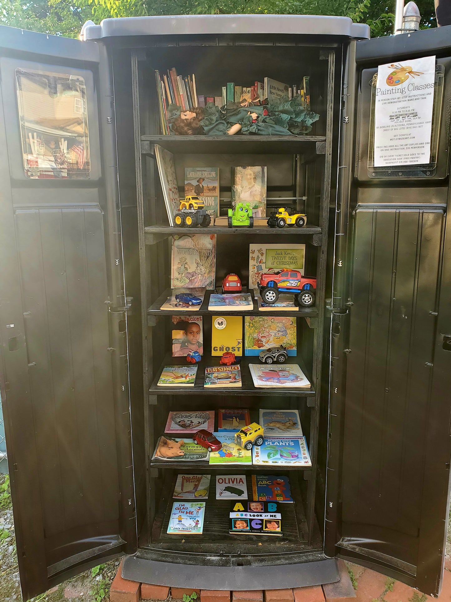 Everything in this toy box is free. All the items inside are education related with new items being added regularly. Take what you need, give what you can.
This pantry is accessible 7 days a week from dawn to dusk.