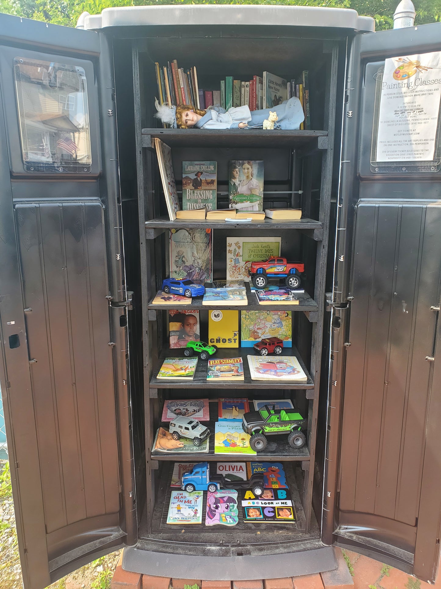 Everything in this toy box is free. All the items inside are education related with new items being added regularly. Take what you need, give what you can.