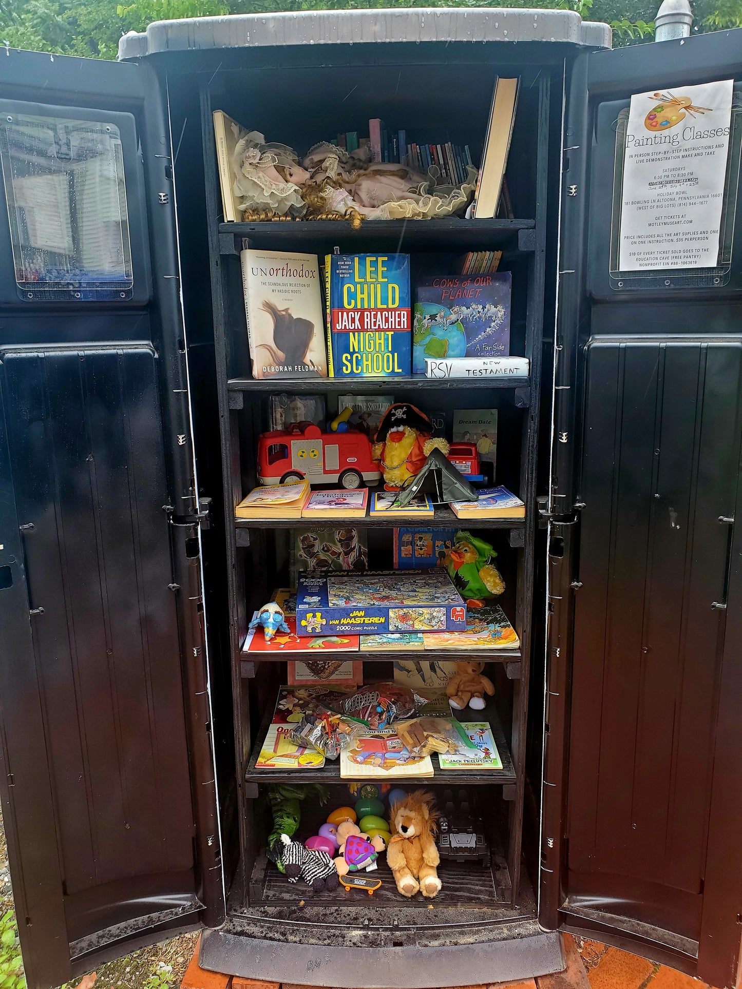 Everything in this toy box is free. All the items inside are education related with new items being added regularly. Take what you need, give what you can.